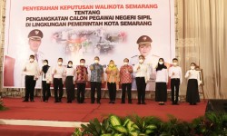 Penyerahan Keputusan Walikota Semarang tentang Pengangkatan Calon Pegawai Negeri Sipil di Lingkungan Pemerintah Kota Semarang