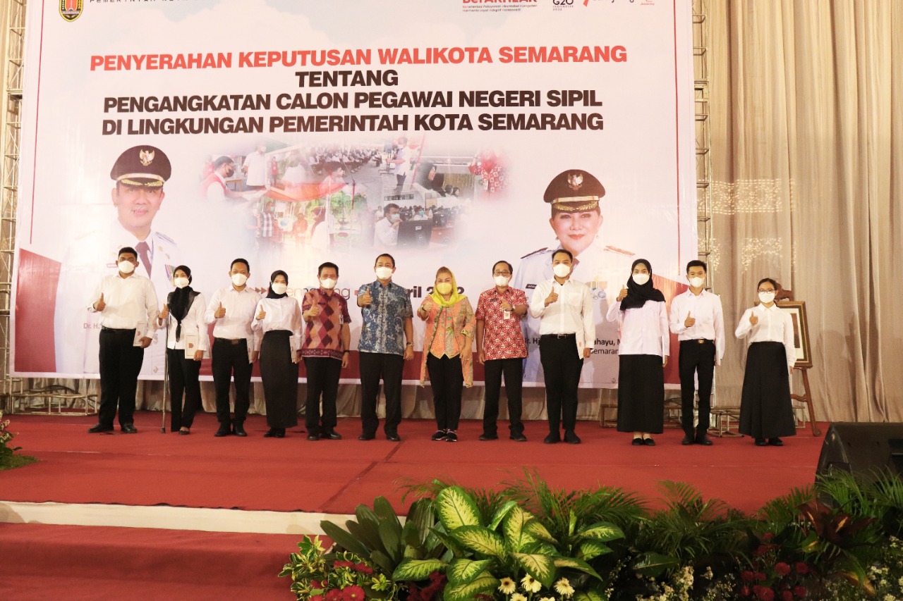 Penyerahan Keputusan Walikota Semarang tentang Pengangkatan Calon Pegawai Negeri Sipil di Lingkungan Pemerintah Kota Semarang